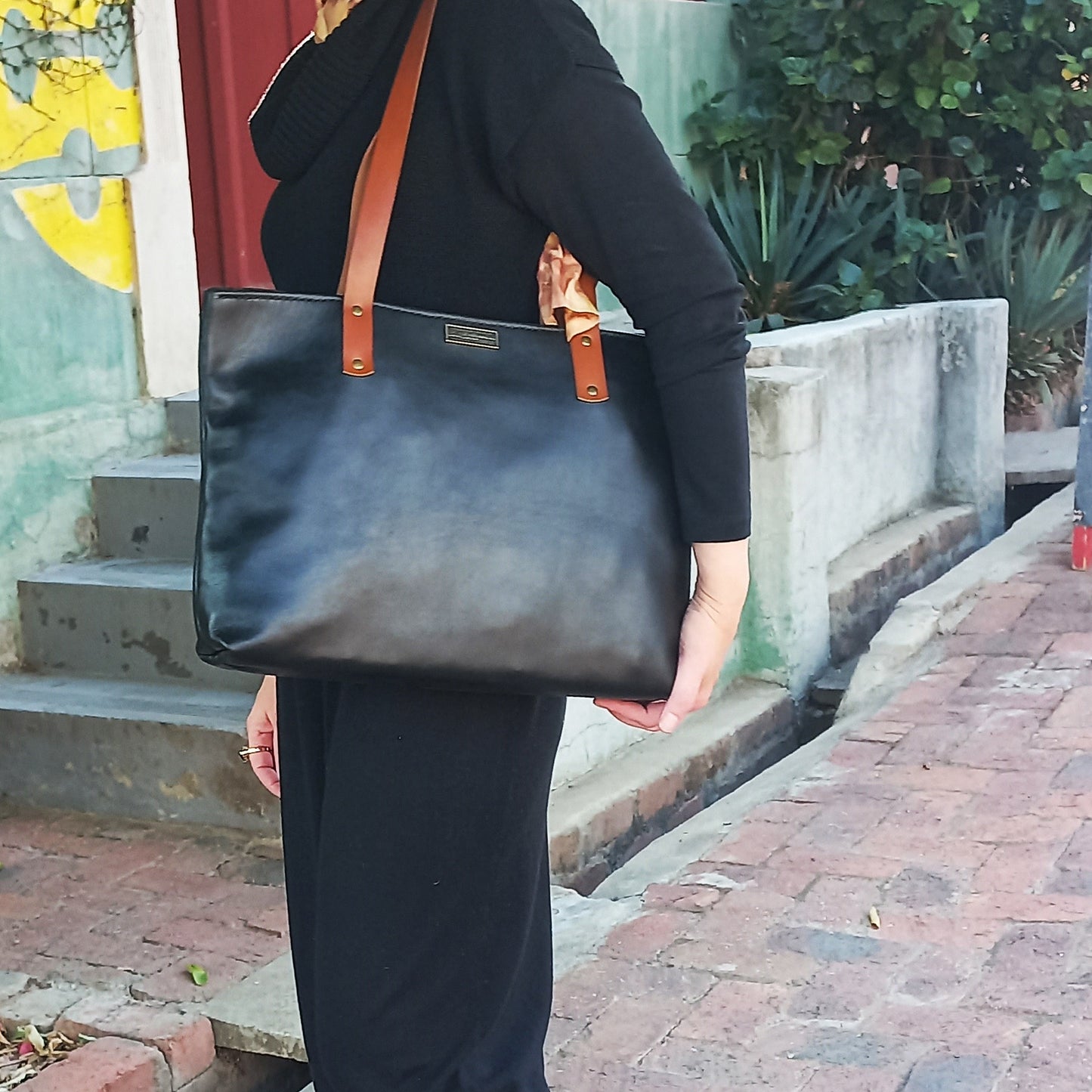 The Mia Shopper - Black